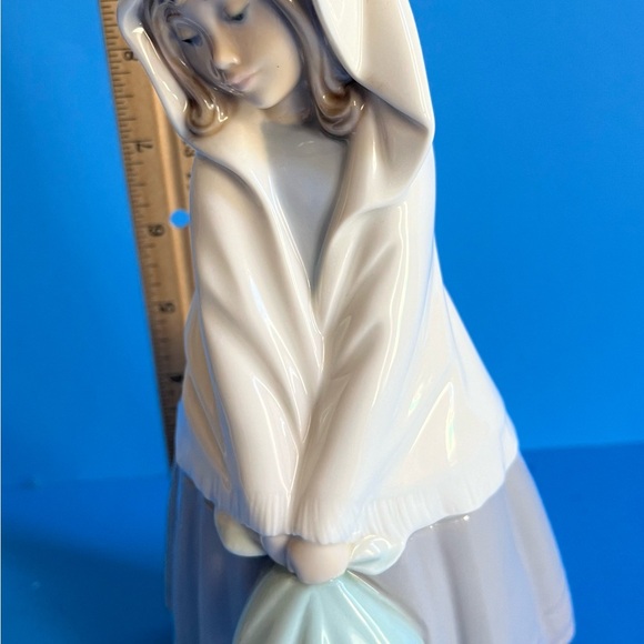 Vintage Nao by Ladro Peasant Girl Wearing A Shawl Holding A Bundle from Spain - Picture 5 of 9